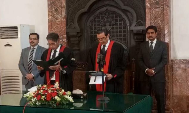 جسٹس عابد عزیز شیخ نے قائم مقام چیف جسٹس لاہور ہائیکورٹ کا حلف اٹھا لیا