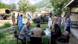 پاک فوج کے جوان سیلاب متاثرہ علاقوں میں اپنے عوام کے شانہ بشانہ