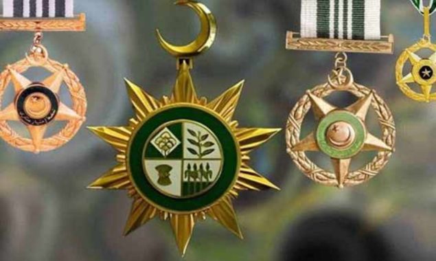 سر منڈاتے ہی اولے پڑے، سول ایوارڈز کی تقسیم پر بڑا تنازعہ کھڑا ہوگیا