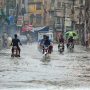 ملک بھر میں مزید بارشیں؛ سیلاب اور لینڈ سلائیڈنگ، کراچی میں اربن فلڈنگ کا خطرہ