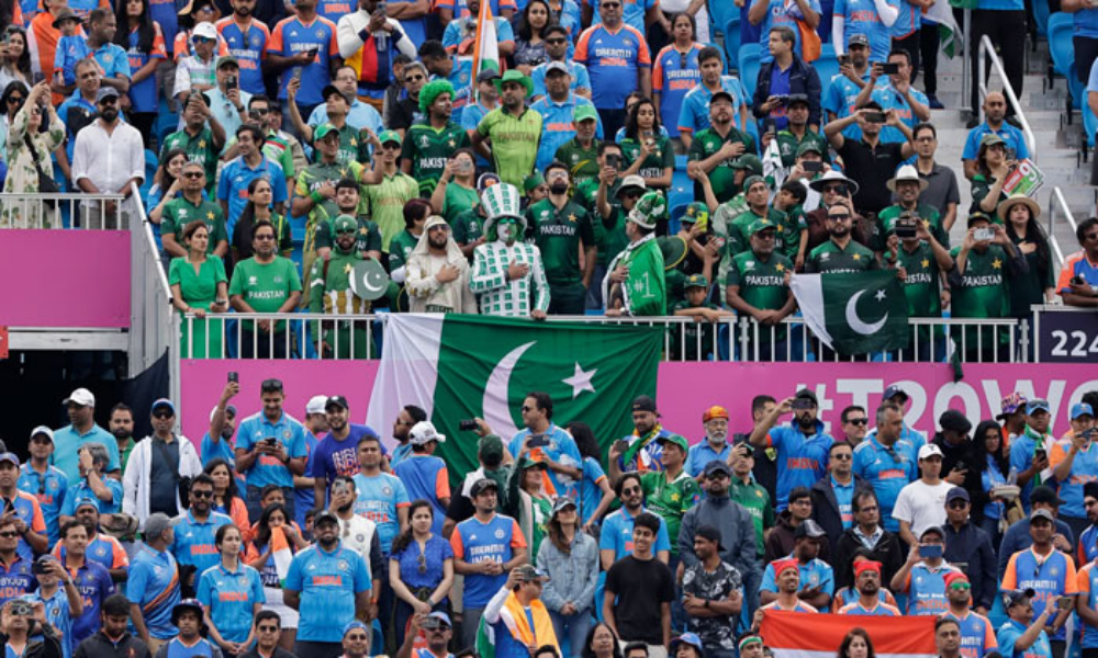 میچ ہارگئے توکیا ہوا جنگ توہم جیتے'، پاکستانی شائقین کے بھارت پر کرارے وار