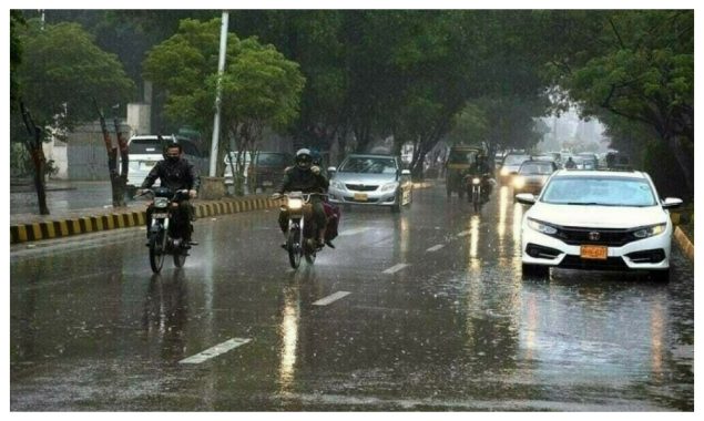 کراچی کے مختلف علاقوں میں بارش شروع