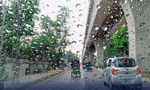 کراچی میں صبح سویرے بونداباندی سے موسم خوشگوار