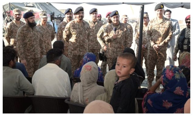 فیلڈ مارشل عاصم منیر کا سیلاب سے متاثرہ علاقوں کا دورہ، متاثرین سے اظہار ہمدردی