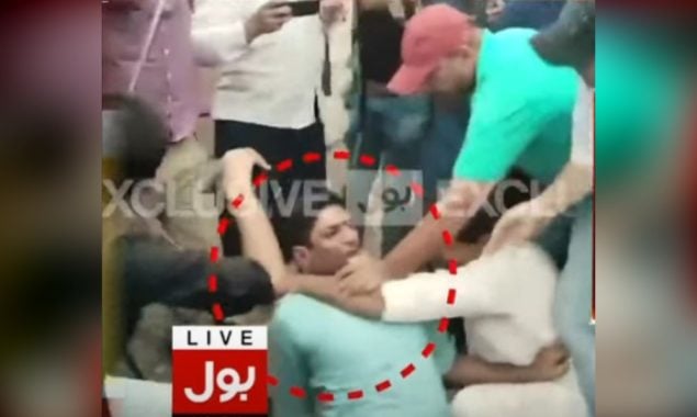 پی ٹی آئی کے کارکنان کا بول نیوز کے رپورٹر پر حملہ