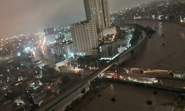 کراچی میں شدید بارش کے بعد اربن فلڈنگ؛ تھڈو ڈیم اوورفلو، ندیاں بپھر گئیں، فوج طلب