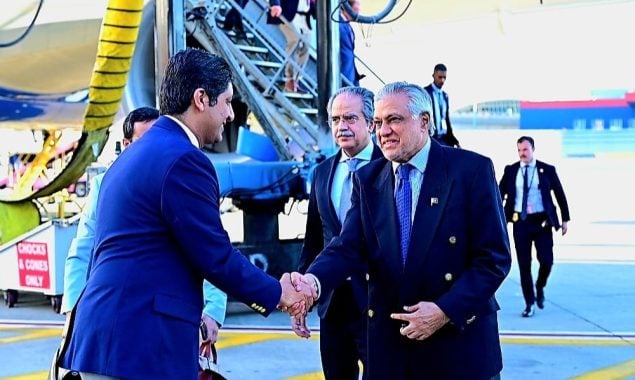 اسحاق ڈار نیویارک پہنچ گئے؛ جنرل اسمبلی اجلاس میں شرکت کریں گے