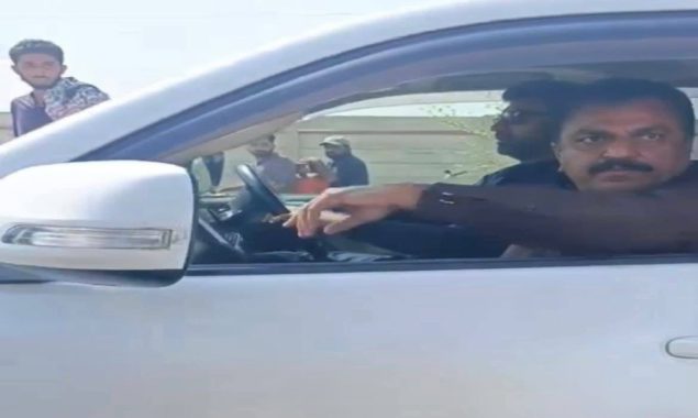 سابق صوبائی وزیر باری پتافی نے روزگار مانگنے والے نوجوان کو تھپڑ جڑ دیا