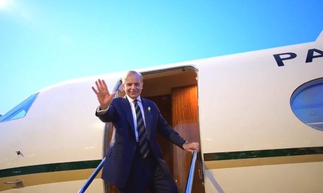 کراچی: برساتی پانی کھڑا ہونے سے مختلف شاہراہوں پر بدترین ٹریفک جام، شہریوں کو شدید مشکلات