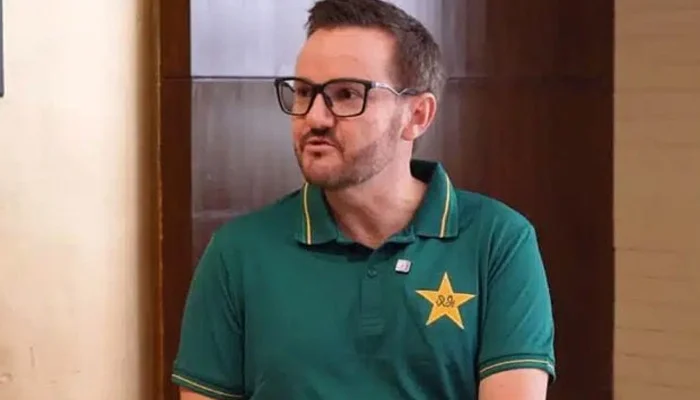 ہیڈ کوچ مائیک ہیسن بابر اعظم کی فارم میں واپسی کے لئے پُر امید