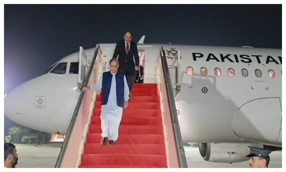 وزیر اعظم کامیاب غیر ملکی دورے کے بعد وطن واپس پہنچ گئے