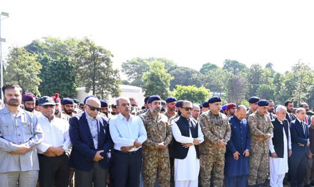 ڈیرہ اسماعیل خان میں شہید ہونے والے میجر کی نماز جنازہ ادا؛ وزیراعظم، فیلڈ مارشل کی شرکت