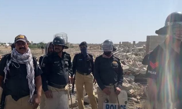 کراچی میں 4 دہائیوں سے قائم افغان بستی کے مسمار کا آپریشن جاری