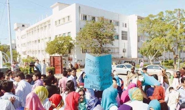 کراچی: جناح اسپتال میں ینگ ڈاکٹرز کو تنخواہیں نہ ملنے پر احتجاج کی کال