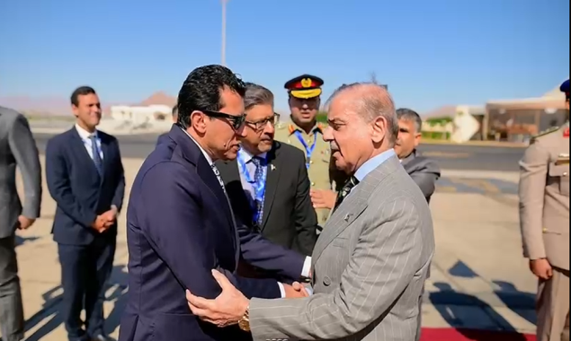 غزہ جنگ بندی؛ ٹرمپ اور سیسی کی دعوت پر وزیراعظم شرم الشیخ پہنچ گئے