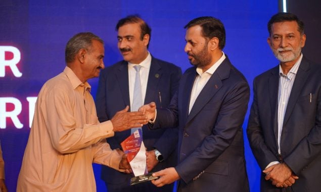 ہیلتھ انڈسٹری میں پسِ پردہ خدمات انجام دینے والے محنت کشوں کو پہلی بار ایوارڈز سے نواز دیا گیا