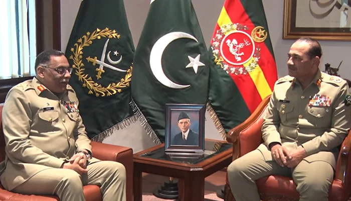 الوداعی ملاقات سے قبل جنرل ساحر شمشاد مرزا نے جی ایچ کیو میں یادگارِ شہداء پر حاضری دی