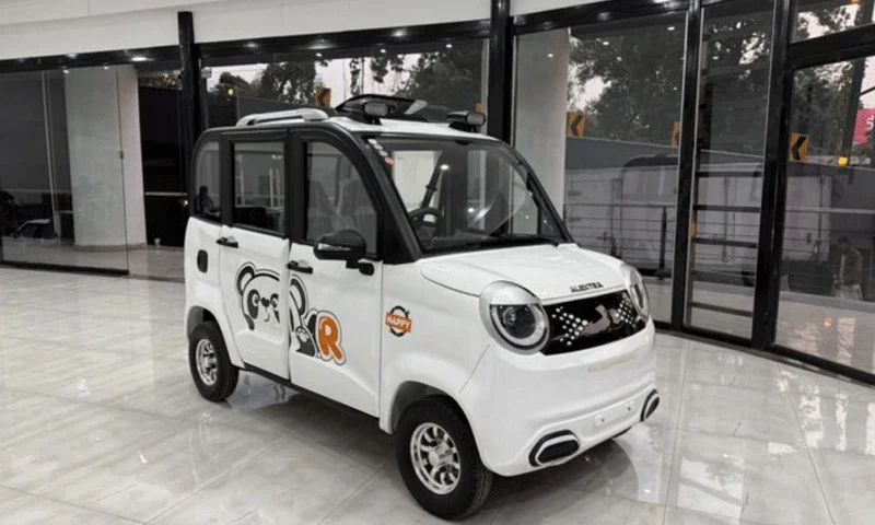 آپ بھی اگرسستی الیکٹرک گاڑی خریدنا چاہتے ہیں تو انتظار ختم ہوگیا۔ ALEKTRA نے پاکستان کی اب تک کی سب سے سستی EV پیش کر دی۔ گاڑی کی اصل قیمت صرف 10 لاکھ 45 ہزار روپے رکھی گئی ہے۔ ایک سال کی موٹر اور بیٹری وارنٹی کے ساتھ یہ گاڑی عام شہریوں کے لیے ایک نئی اور معاشی آپشن کے طور پر سامنے آئی ہے۔ یہ گاڑی تکنیکی طور پر ایک کوآڈری سائیکل ہے، جو سائز میں آلٹو جیسے اے سیگمنٹ کار سے بھی چھوٹی ہے، مگر بنیادی سہولیات مکمل فراہم کرتی ہے۔ اس میں 4 نشستیں، بند کیبن، 4 پہیے، ایئرکنڈیشنر (کولنگ اور ہیٹنگ)، میوزک پلئیر، بلیوٹوتھ کنیکٹیویٹی اور پوائنٹ A سے پوائنٹ B تک سفر کی تمام بنیادی سہولتیں شامل ہیں۔ ALEKTRAیہ گاڑی خود نہیں بناتی بلکہ چین سے تیار شدہ ماڈل کو وائٹ لیبل کرکے پاکستان میں اپنے برانڈ کے تحت فروخت کرتی ہے۔ کمپنی اس گاڑی کے لیے مقامی طور پر سپورٹ، سیلز اور وارنٹی کی سروس بھی فراہم کر رہی ہے۔ نمایاں فیچرز لمبائی/چوڑائی/اونچائی: 2450×1250×1650 ملی میٹر الیکٹرک پاور: 2.68 ہارس پاور بیٹری آپشنز: 7.2 kWh / 10.8 kWh / 12.96 kWh رینج: 80–100 کلومیٹر، 130–150 کلومیٹر، 160–180 کلومیٹر زیادہ سے زیادہ رفتار: 45–50 کلومیٹر فی گھنٹہ چارجنگ: 220V گھریلو سوکٹ سے 5–7 گھنٹوں میں فل چارج سہولیات: اے سی، بلیوٹوتھ، ریموٹ اسٹارٹ، ریورس کیمرہ، اینٹی تھیفٹ الارم رنگ: سفید، کریم، پنک، پیلا، سرخ، نیلا وارنٹی: بیٹری و موٹر کی 2 سال تک مرمت یا تبدیلی مہران یا یہ نئی EV؟ اسی قیمت میں 2013–14 ماڈل کی ایک اچھی کنڈیشن کی سوزوکی مہران بھی خریدی جا سکتی ہے۔ لیکن اس نئی EV کی خصوصیت اس کی کم لاگت، کم مینٹی ننس، اور 2 سال کی وارنٹی ہے۔ پرانی مہران میں وارینٹی نہیں ملتی اور اس کے بہت سے میکانیکی مسائل بھی سامنے آ سکتے ہیں۔ گاڑی کی بکنگ اور ٹیسٹ ڈرائیو ALEKTRA کے لبرٹی پارکنگ پلازہ (فرنٹ سائیڈ) پر دستیاب ہے۔