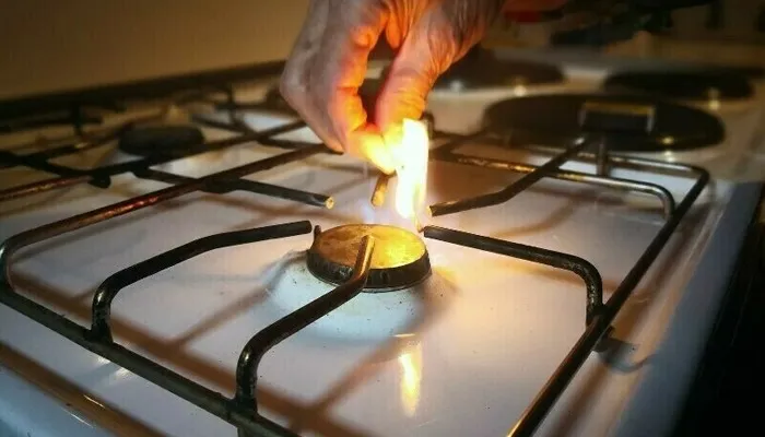 موسم سرما کے آغاز کے ساتھ ہی کراچی میں گیس کی بندش؛ شہری پریشان