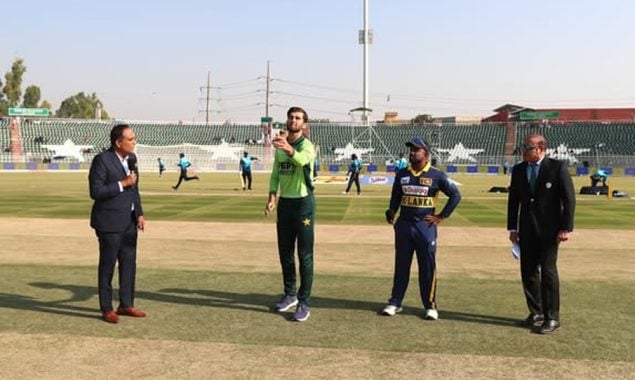 پہلا ون ڈے؛ پاکستان کی سری لنکا کے خلاف بیٹنگ جاری