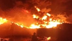 کراچی میں خوفناک آتشزدگی سے 200 جھگیاں، متعدد مویشی اور موٹرسائیکلز راکھ