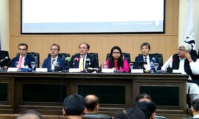 وزیر خزانہ کی معاشی ٹیم کے ہمراہ اہم پریس کانفرنس