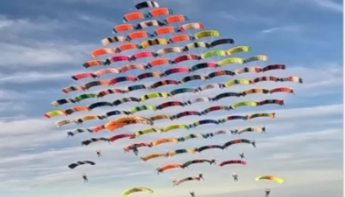 فلوریڈا میں 104 اسکائی ڈرائیور نے فضا میں معلق رہ کر تاریخ رقم کر دی