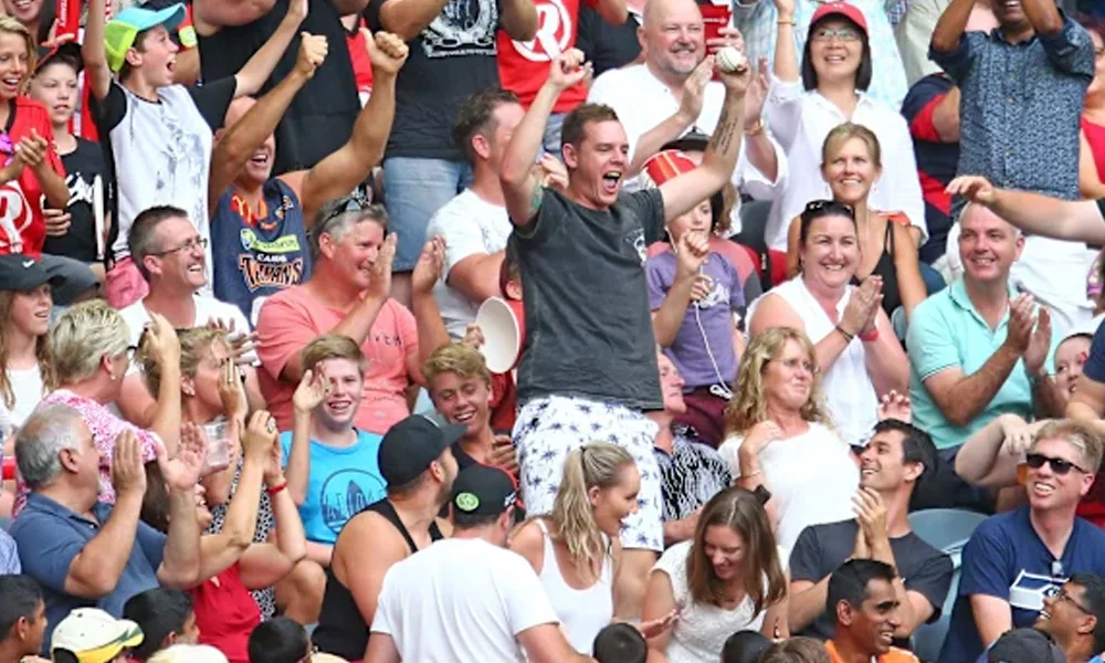 چھکے پر اسٹینڈز میں جانے والی گیند کو کیچ کرکے اپنے ساتھ گھر لے جا سکیں گے