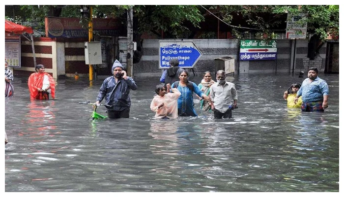 تامل ناڈو میں سائیکلون ڈِٹوا سے بڑی تباہی ، پروازیں منسوخ ،تعلیمی ادارے بند