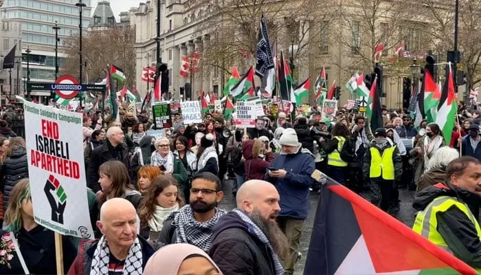جنگ مخالف برطانوی نتظیمیں فسطینیوں کے حق میں لندن کی سڑکوں پر نکل آئیں