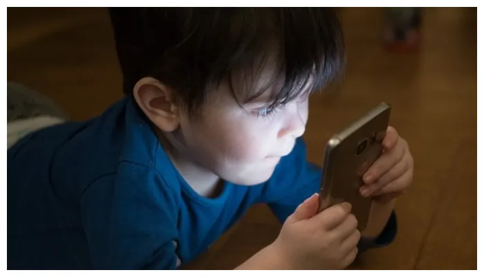12 سال کم عمر بچوں میں اسمارٹ فون کا استعمال ڈپریشن کا سبب قرار