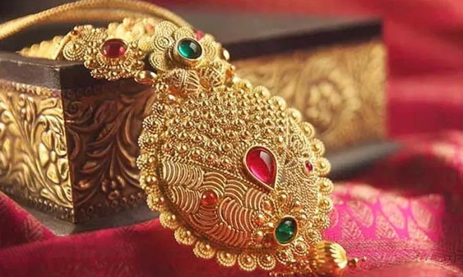 سونے کی قیمت میں آج پھر نمایاں کمی؟ فی تولہ کتنے کا ہوگیا