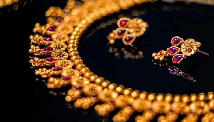 سونے کی قیمت میں پھر بڑی کمی؛ فی تولہ کہاں تک پہنچا؟