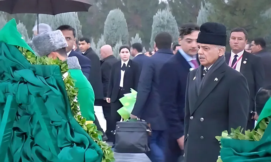 دورہ ترکمانستان؛ وزیراعظم کی عالمی رہنماؤں کے ہمراہ یادگار غیرجانبداری پر حاضری