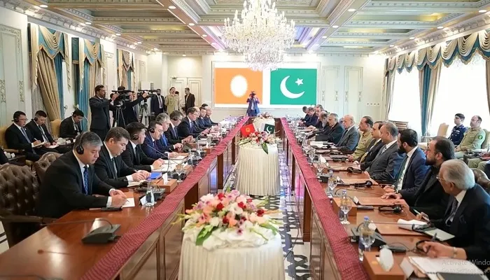 وزیراعظم سے کرغزستان کے صدر کی ملاقات؛ مختلف شعبوں میں تعاون پر تبادلہ خیال