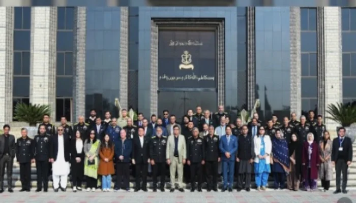 8 ویں میری ٹائم سیکورٹی ورکشاپ کے شرکا کا نیول ہیڈکوارٹرز کا دورہ ، بریفنگ