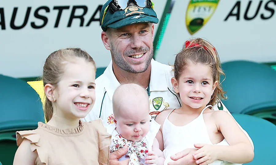 بچوں کے ساتھ کھیل مہنگا پڑ گیا، ڈیوڈ وارنر انجری کا شکار، اہم میچ سے باہر