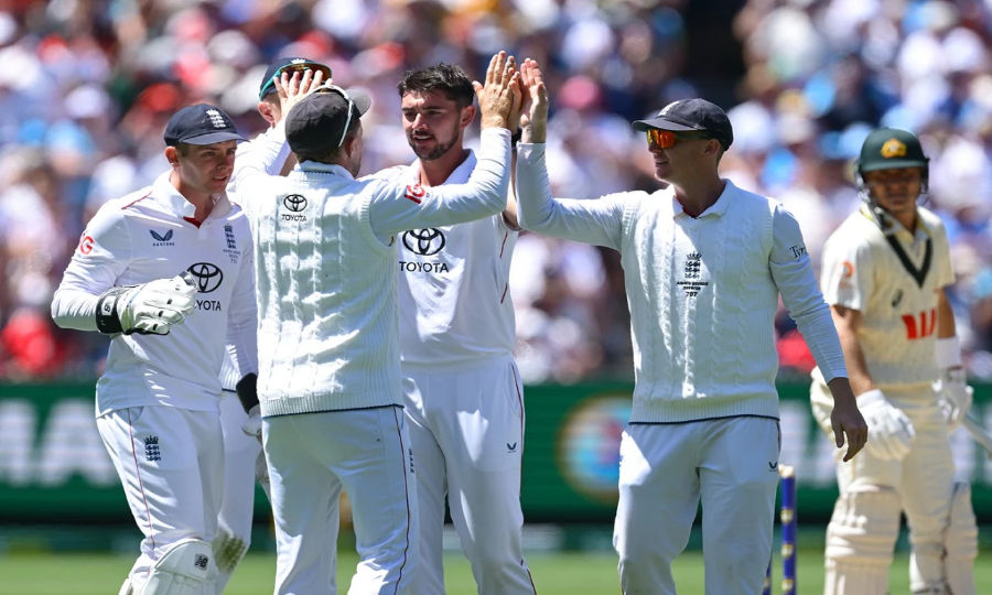 ایشز سیریز : انگلینڈ نے آسٹریلیا میں 15 سال بعد پہلا ٹیسٹ میچ جیت لیا
