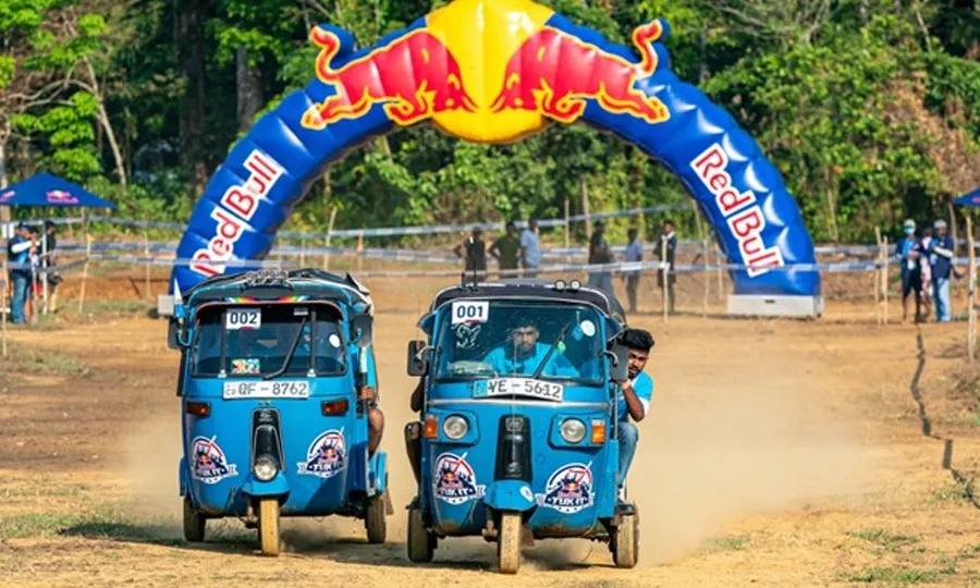 آٹو رکشہ کی ریس، مزاحیہ نہیں بلکہ ایک سنجیدہ کھیل