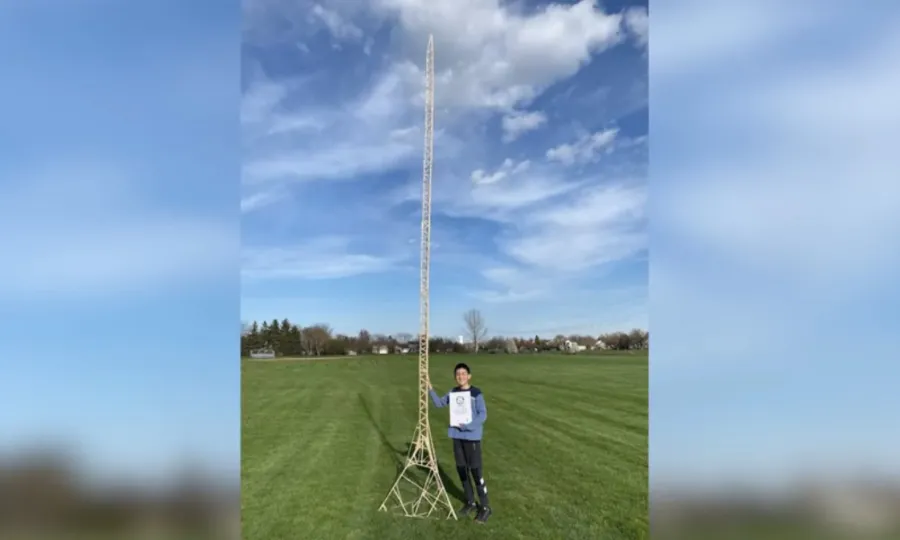 الینوائے کے نوجوان نے ٹوتھ پکس سے ایفل ٹاور بنا کرعالمی اعزاز اپنے نام کر لیا