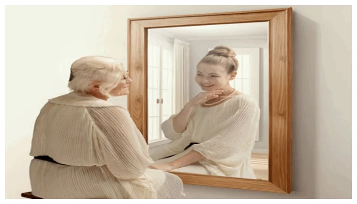 بڑھاپا اور آئینہ، بڑھتی عمر کا چہرہ قبول کرنا کیوں مشکل ہے؟