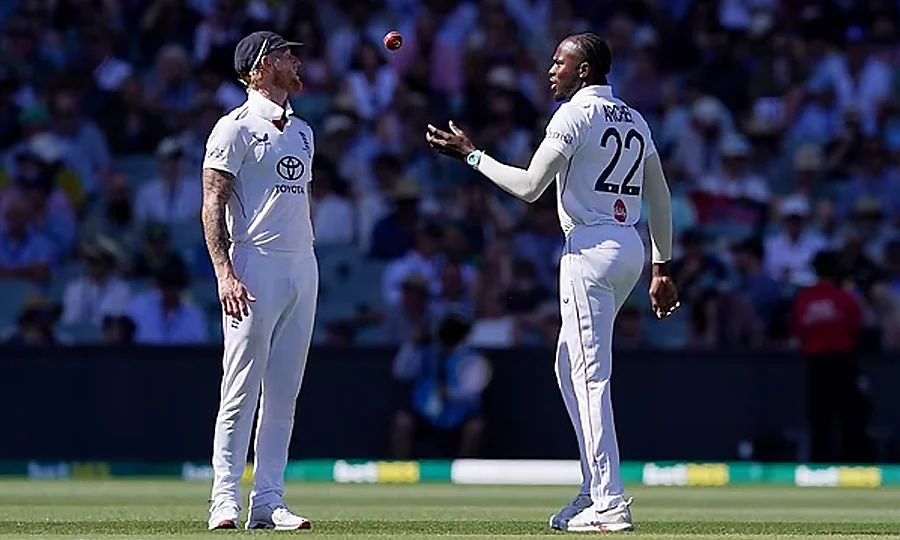 ایڈیلیڈ ٹیسٹ، بین اسٹوکس اپنے ہی بولر سے میدان میں الجھ پڑے