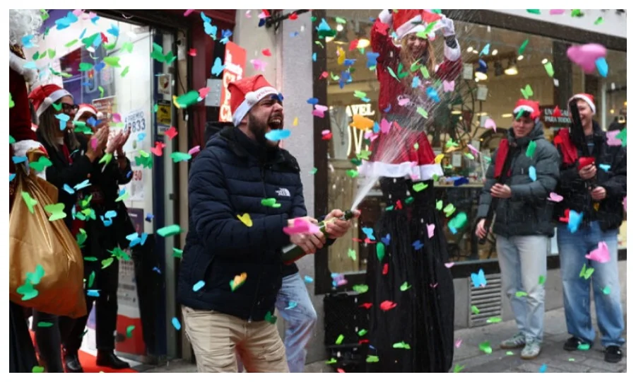 تباہ حال قصبے کے لوگوں کی لاٹری لگ گئی ، کرسمس کی خوشیاں دوبالا