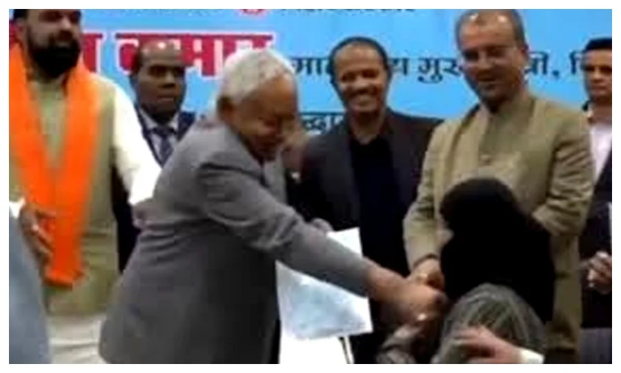 حجاب کی بے حرمتی ، بھارت میں طوفان کھڑا ہوگیا ، نتیش کمار پر سخت تنقید