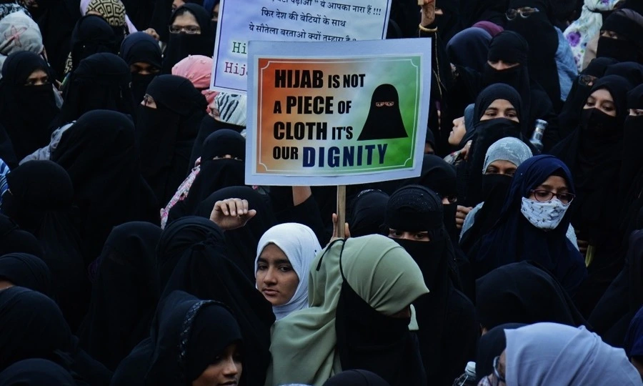 ایمنسٹی انٹرنیشنل: وزیراعلیٰ بہار کے خاتون کا حجاب کھینچنے کی شدید مذمت