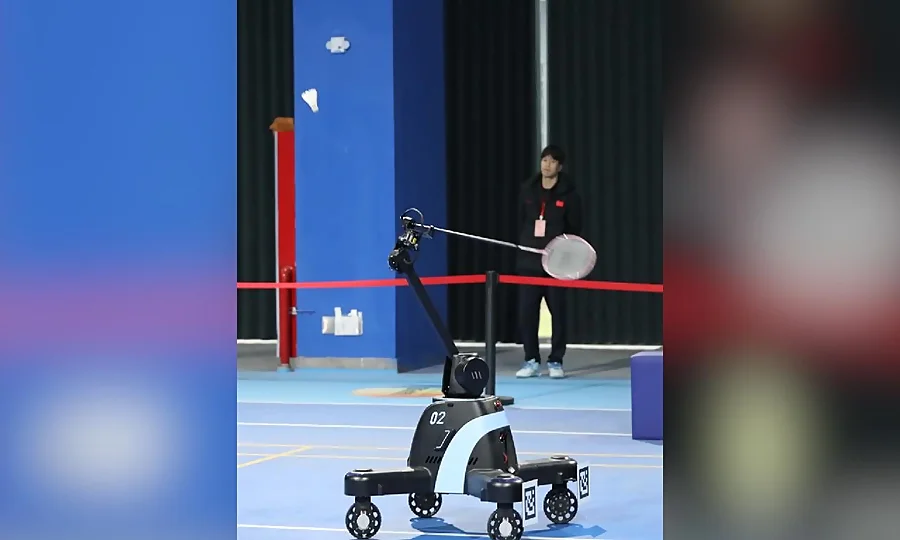 چین میں بیڈمنٹن کھیلنے والے روبوٹ نے نیا گنیز ورلڈ ریکارڈ قائم کر دیا