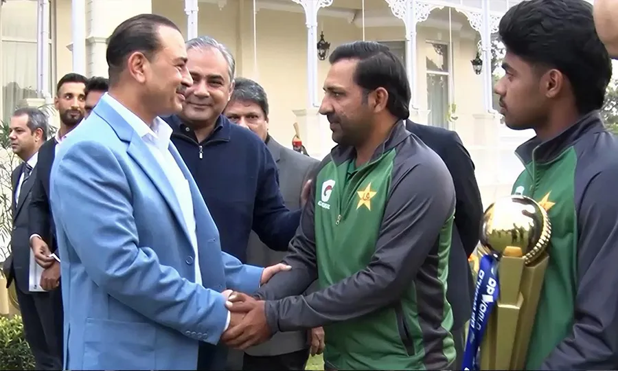 سرفراز احمد کی فیلڈ مارشل سے ملاقات، تصویر کا منفرد کیپشن وائرل