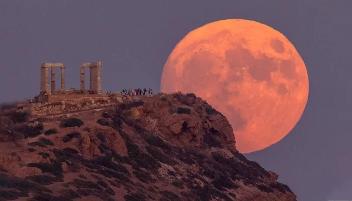 2025 کے آخری سپر مون کا حسین نظارہ رواں ہفتے دیکھا جاسکے گا