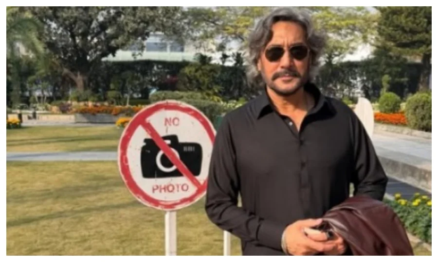 سائن بورڈ کے ساتھ تصویر ! عدنان صدیقی شدید تنقید کی زد میں آ گئے