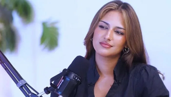 عنزیلہ عباس نے اپنے لباس تبصرہ کرنے والوں کو کھری کھری سنا دی